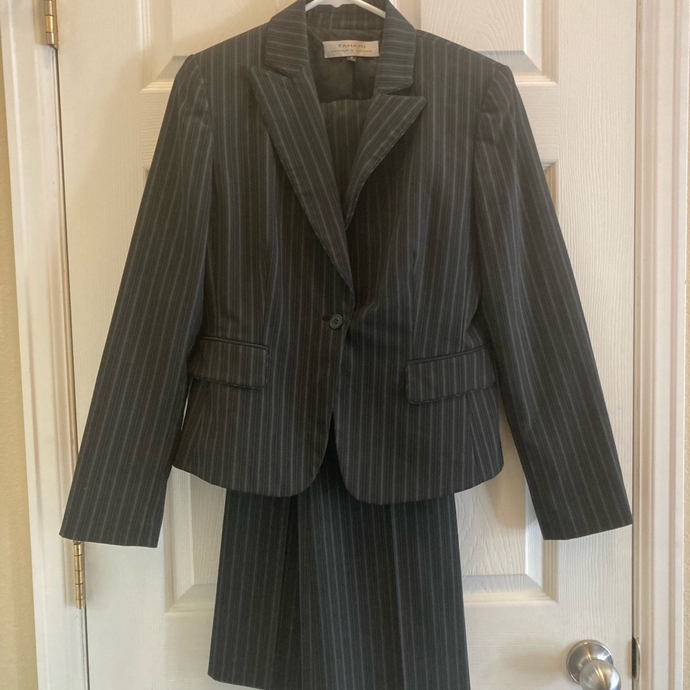 EUC Tahari pant suit.